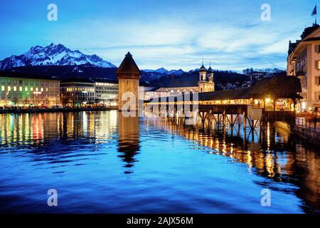Lucerne, Suisse, le pont de la chapelle en bois, la vieille ville, la rivière Reuss et le Mont Pilate en bleu lumière du soir Banque D'Images