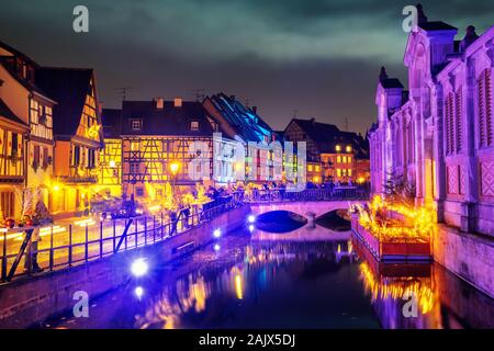 Colmar, Alsace, France, allumé pour l'occasion de Noël. Marché de Noël à Colmar est l'un des plus belles et populaires en France. Banque D'Images