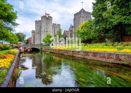 La Guildhall et le Westgate Towers vu de la rivière Stour banques dans la vieille ville de Canterbury, Angleterre, Royaume-Uni Banque D'Images