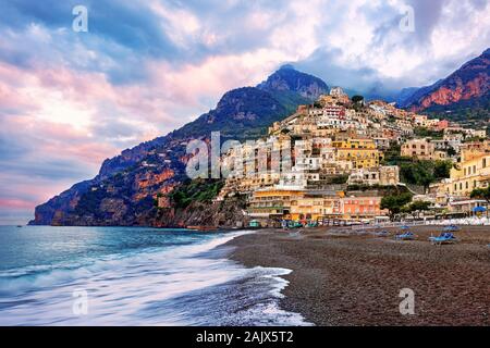 Positano, une ville sur la côte amalfitaine, Naples, Italie, de façon spectaculaire situé sur une falaise escarpée, entre mer et montagne, est un célèbre billet de destina Banque D'Images