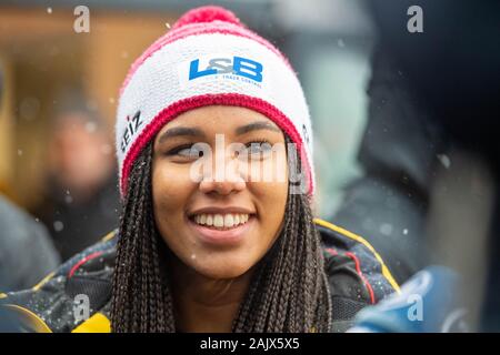 Winterberg, Deutschland. 08Th Jan, 2020. Deborah LEVI (GER) est heureux d'avoir une demi-longueur, BMW portrait Coupe du Monde IBSF Bob & bob à 4 aux championnats d'Europe à partir de la 03.01. - 05.01.2020 Le 04.01.2020 à Winterberg/Allemagne. Â | Conditions de crédit dans le monde entier : dpa/Alamy Live News Banque D'Images