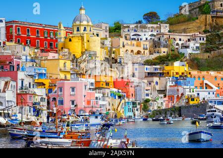 L'île de Procida, Italie, vue sur la belle maisons colorées de la vieille ville de port de pêche en Méditerranée Banque D'Images