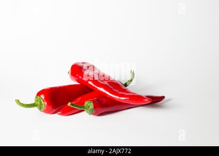 Capa rouges doux poivre sur un fond blanc Banque D'Images