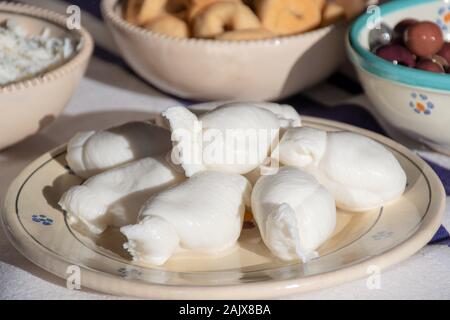 Fromage Mozzarella frais, sud de l'Italie, traditionnellement le fromage fabriqué à partir de lait italien par la méthode pâte filée dans une plaque en terre cuite traditionnels Banque D'Images