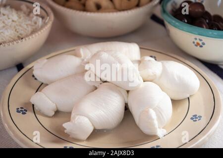 Fromage Mozzarella frais, sud de l'Italie, traditionnellement le fromage fabriqué à partir de lait italien par la méthode pâte filée dans une plaque en terre cuite traditionnels Banque D'Images