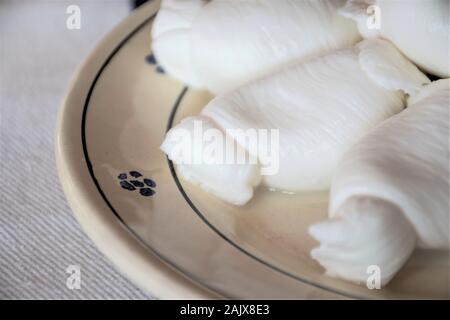 Fromage Mozzarella frais, sud de l'Italie, traditionnellement le fromage fabriqué à partir de lait italien par la méthode pâte filée dans un plat en terre cuite, Close up Banque D'Images