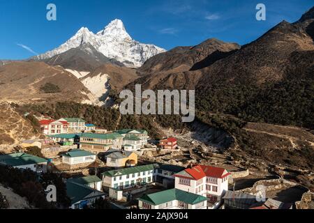 Pangboche village avec de nombreuses maisons de thé et des pavillons au pied de l'Ama Dablam peak le long de la camp de base de l'Everest trek dans l'Himalaya au Népal Banque D'Images