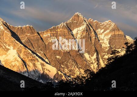 Coucher de soleil sur le Lhotse culminant à 8516m vue depuis Pangboche sur le camp de base de l'Everest trek au Népal Banque D'Images