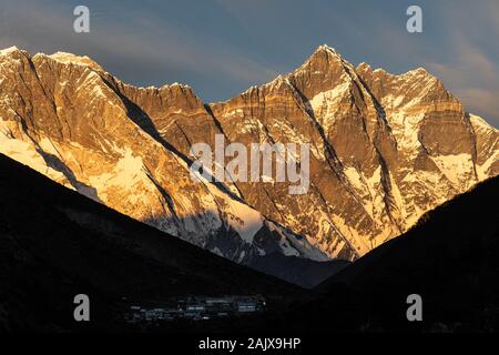 Coucher de soleil sur le Lhotse culminant à 8516m et le sommet du mont Everest vue depuis Pangboche sur le camp de base de l'Everest trek au Népal Banque D'Images