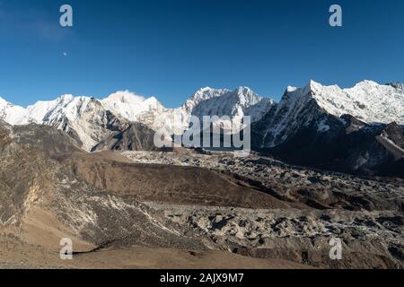 Vue sur la vallée de Chukung avec l'island peak, Makalu depuis le haut de Chukung Ri vue dans l'Himalaya au Népal Banque D'Images