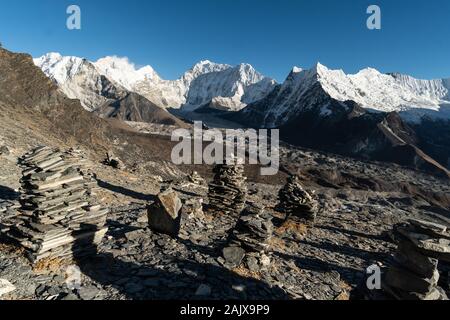 Vue sur la vallée de Chukung avec l'island peak, Makalu depuis le haut de Chukung Ri vue dans l'Himalaya au Népal Banque D'Images