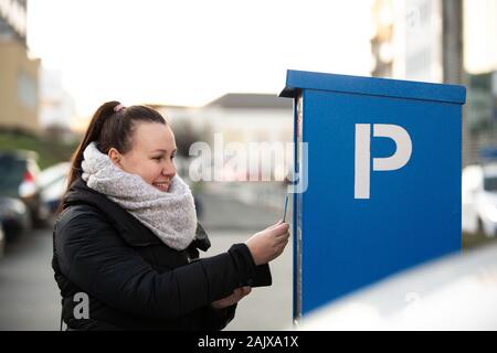 Jeune femme l'achat de billets par carte de crédit voiture Banque D'Images