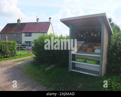 L'honnêteté l'honnêteté ou de blocage sans personnel fort à une ferme dans le Derbyshire vendent des légumes avec un paiement en espèces à partir d'étain Banque D'Images