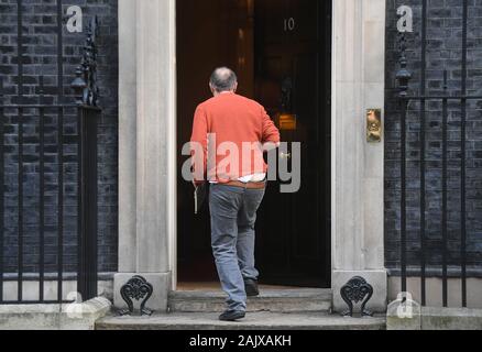 Boris Johnson, principal conseiller Dominic Cummings arrive à Downing Street London, en tant que premier ministre, Boris Johnson, réuni les principaux ministres pour discuter de l'escalade de la crise au Moyen-Orient à la suite de l'assassinat d'Iran nous's top chef militaire. Banque D'Images