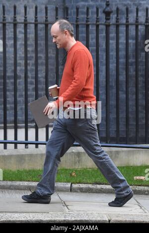 Boris Johnson, principal conseiller Dominic Cummings arrive à Downing Street London, en tant que premier ministre, Boris Johnson, réuni les principaux ministres pour discuter de l'escalade de la crise au Moyen-Orient à la suite de l'assassinat d'Iran nous's top chef militaire. Banque D'Images