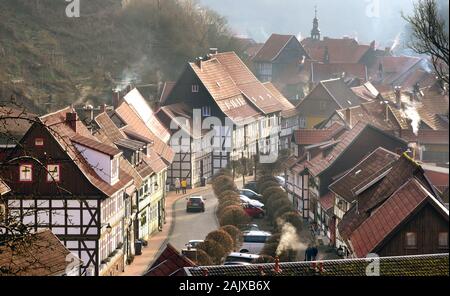 03 janvier 2020, la Saxe-Anhalt, Stolberg : de nombreuses maisons à colombages du 15ème au 18ème siècle dans la Rittergasse de la petite ville à colombage de Stolberg dans les montagnes du Harz. Les quelque 1100 habitants de Stolberg sont heureux de la 1e place dans la compétition pour le titre de "plus beau village de l'Allemagne', dont la ville a reçu en novembre dernier. Annoncé par le magazine de voyage en ligne, les plus de 800 Travelbook-année-vieille ville avec ses 320 000 visiteurs par an a reçu le titre d'avance sur les villages de Reit im Winkel (Bavière) et Bacharack (Rhénanie-Palatinat). Phot Banque D'Images