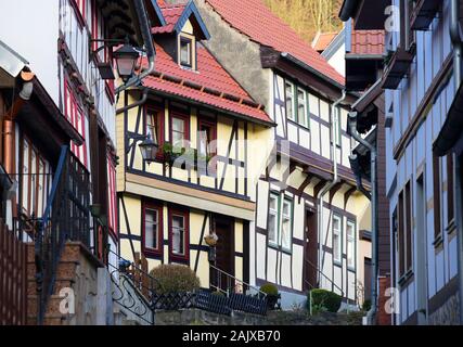 03 janvier 2020, la Saxe-Anhalt, Stolberg : de nombreuses maisons à colombages du 15ème au 18ème siècle dans l'Töpfergasse de la petite ville à colombage de Stolberg dans les montagnes du Harz. Les quelque 1100 habitants de Stolberg sont heureux de la 1e place dans la compétition pour le titre de "plus beau village de l'Allemagne', dont la ville a reçu en novembre dernier. Annoncé par le magazine de voyage en ligne, les plus de 800 Travelbook-année-vieille ville avec ses 320 000 visiteurs par an a reçu le titre d'avance sur les villages de Reit im Winkel (Bavière) et Bacharack (Rhénanie-Palatinat). Phot Banque D'Images