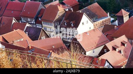 03 janvier 2020, la Saxe-Anhalt, Stolberg : de nombreuses maisons à colombages du 15ème au 18ème siècle dans la Rittergasse de la petite ville à colombage de Stolberg dans les montagnes du Harz. Les quelque 1100 habitants de Stolberg sont heureux de la 1e place dans la compétition pour le titre de "plus beau village de l'Allemagne', dont la ville a reçu en novembre dernier. Annoncé par le magazine de voyage en ligne, les plus de 800 Travelbook-année-vieille ville avec ses 320 000 visiteurs par an a reçu le titre d'avance sur les villages de Reit im Winkel (Bavière) et Bacharack (Rhénanie-Palatinat). Phot Banque D'Images