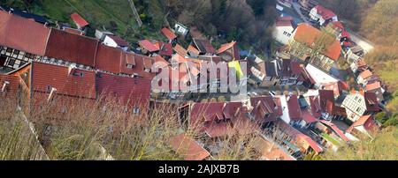 03 janvier 2020, la Saxe-Anhalt, Stolberg : de nombreuses maisons à colombages du 15ème au 18ème siècle dans la Rittergasse de la petite ville à colombage de Stolberg dans les montagnes du Harz. Les quelque 1100 habitants de Stolberg sont heureux de la 1e place dans la compétition pour le titre de "plus beau village de l'Allemagne', dont la ville a reçu en novembre dernier. Annoncé par le magazine de voyage en ligne, les plus de 800 Travelbook-année-vieille ville avec ses 320 000 visiteurs par an a reçu le titre d'avance sur les villages de Reit im Winkel (Bavière) et Bacharack (Rhénanie-Palatinat). Phot Banque D'Images