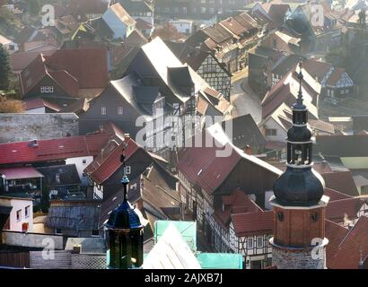 03 janvier 2020, la Saxe-Anhalt, Stolberg : de nombreuses maisons à colombages du 15ème au 18ème siècle dans l'Niedergasse de la petite ville à colombage de Stolberg dans les montagnes du Harz. Les quelque 1100 habitants de Stolberg sont heureux de la 1e place dans la compétition pour le titre de "plus beau village de l'Allemagne', dont la ville a reçu en novembre dernier. Annoncé par le magazine de voyage en ligne, les plus de Travelbook 800-year-old town avec ses 320 000 visiteurs par an a reçu le titre d'avance sur les villages de Reit im Winkel (Bavière) et Bacharack (Rhénanie-Palatinat). Banque D'Images