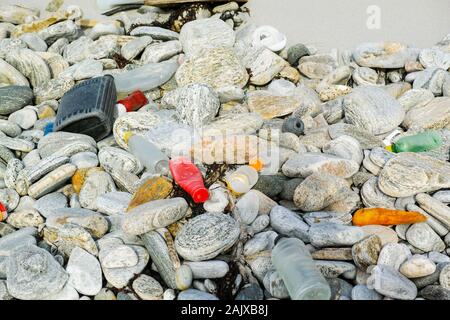 Plage de la litière - montrant les bouteilles et contenants en plastique Banque D'Images