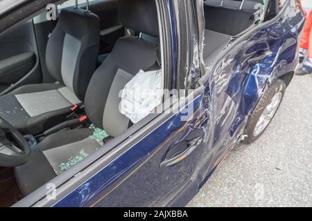 voiture bleue endommagée par un accident de collision Banque D'Images