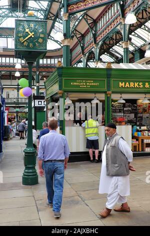 Leeds Kirkgate Market, l'horloge du centenaire et Marks & Spencer stall, Leeds, West Yorkshire, Angleterre, Royaume-Uni, Europe Banque D'Images