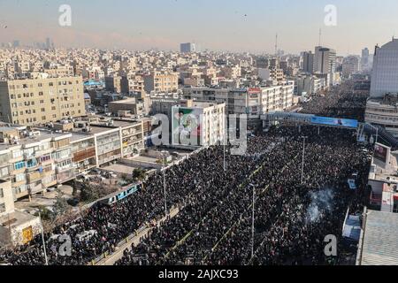 Téhéran, Iran. 08Th Jan, 2020. Assister à une cérémonie funéraire en deuil pour le commandant de la force Qods de l'élite de la Garde révolutionnaire iranienne Qassem Soleimani et Abu Mahdi al-Mohandes, chef adjoint de la mobilisation populaire à prédominance musulmane chiite (CMR) des Forces canadiennes, après qu'ils ont été tués dans un bombardement américain sur l'aéroport de Bagdad tard jeudi. Credit : Saeid Zareian/dpa/Alamy Live News Banque D'Images