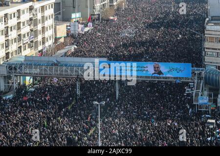Téhéran, Iran. 08Th Jan, 2020. Assister à une cérémonie funéraire en deuil pour le commandant de la force Qods de l'élite de la Garde révolutionnaire iranienne Qassem Soleimani et Abu Mahdi al-Mohandes, chef adjoint de la mobilisation populaire à prédominance musulmane chiite (CMR) des Forces canadiennes, après qu'ils ont été tués dans un bombardement américain sur l'aéroport de Bagdad tard jeudi. Credit : Saeid Zareian/dpa/Alamy Live News Banque D'Images