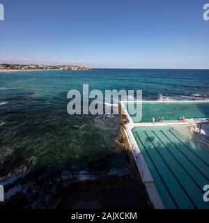 Le club de natation Bondi Icebergs est un club australien de nageurs d'hiver situé à l'extrémité sud de Bondi Beach à Sydney, Nouvelle-Galles du Sud. Banque D'Images