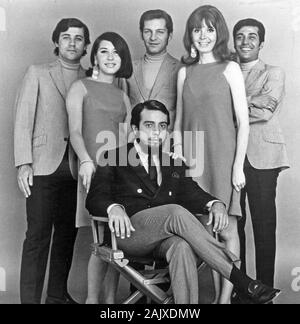 SÉRGIO MENDES ET BRASIL '66 photo de promotion de groupe brésilien de 1966 avec Mendes en veste sombre et Lani Hall immédiatement derrière lui à gauche Banque D'Images