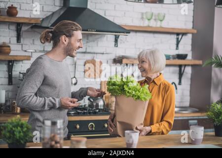 Jeune homme souriant et sa maman en souriant l'un à l'autre Banque D'Images