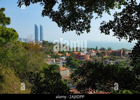 Shimao Straits Towers de Xiamen (Amoy), de la Chine, vue de l'île de Gulangyu. Banque D'Images