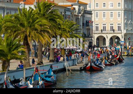 Les touristes sur les bateaux Moliceiro traditionnel sur le canal central d'Aveiro Portugal Banque D'Images