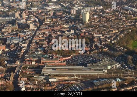 Une vue aérienne du centre-ville de Preston, gare de premier plan, North West England, UK Banque D'Images