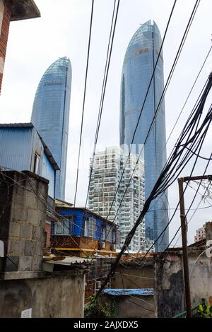 Shimao Straits Towers à Xiamen/Amoy, en Chine, avec des bâtiments plus anciens au premier plan. Banque D'Images