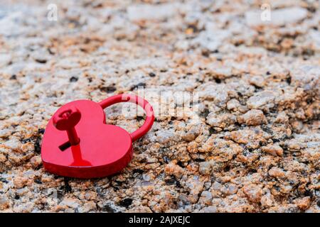 La Saint-Valentin et l'amour concept avec cadenas en forme de coeur. Touche plus douce et romantique symbole. Banque D'Images