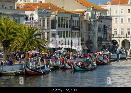 Les touristes sur les bateaux Moliceiro traditionnel sur le canal central d'Aveiro Portugal Banque D'Images