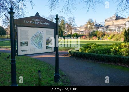 Entrée avec signe à Buxton Pavilion Gardens, Derbyshire, Angleterre, Royaume-Uni Banque D'Images