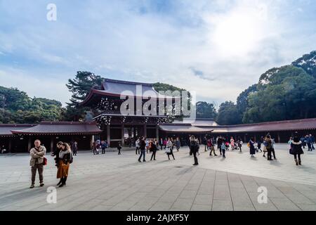 TOKYO, JAPON - 7 février 2019 : des foules de touristes dans le sanctuaire de Meiji à Shibuya, Tokyo. Le culte est officiellement désigné Kanpei-taisha, le 1er rang Banque D'Images