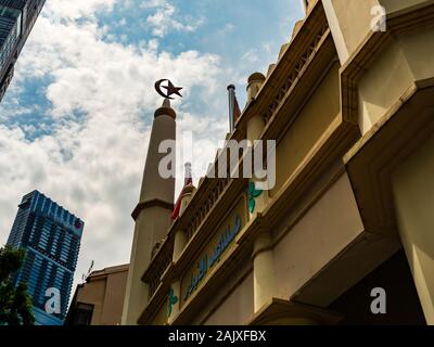 Singapour - 26 DEC 2019 - Vue extérieure de la mosquée Al-Abrar Tamil, avec l'Organisation islamique pour l'étoile et le croissant symbole sur un minaret dans la centrale de Singapour Busi Banque D'Images