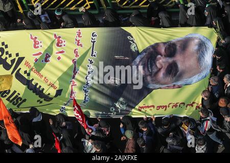 Téhéran, Iran. 08Th Jan, 2020. Assister à une cérémonie funéraire en deuil pour le commandant de la force Qods de l'élite de la Garde révolutionnaire iranienne Qassem Soleimani et Abu Mahdi al-Mohandes, chef adjoint de la mobilisation populaire à prédominance musulmane chiite (CMR) des Forces canadiennes, après qu'ils ont été tués dans un bombardement américain sur l'aéroport de Bagdad tard jeudi. Credit : Saeid Zareian/dpa/Alamy Live News Banque D'Images