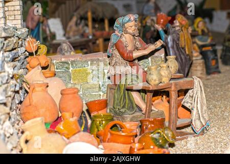 Madrid, Espagne - 20 décembre 2019 : Les chiffres représentent les crèches de Noël. Artisan de la main des pots ou des navires. La célébration de Noël en Espagne Banque D'Images