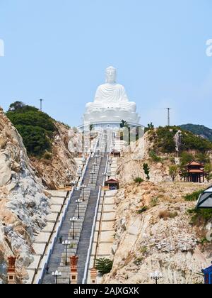 Bouddha assis sur une fleur de lotus avec vue sur la mer de l'Est à l'Ong Nui Temple, Qui Nhon Banque D'Images