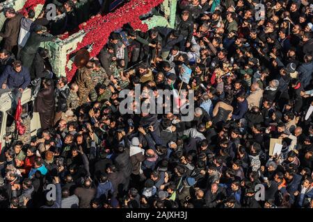 Téhéran, Iran. 08Th Jan, 2020. Assister à une cérémonie funéraire en deuil pour le commandant de la force Qods de l'élite de la Garde révolutionnaire iranienne Qassem Soleimani et Abu Mahdi al-Mohandes, chef adjoint de la mobilisation populaire à prédominance musulmane chiite (CMR) des Forces canadiennes, après qu'ils ont été tués dans un bombardement américain sur l'aéroport de Bagdad tard jeudi. Credit : Saeid Zareian/dpa/Alamy Live News Banque D'Images