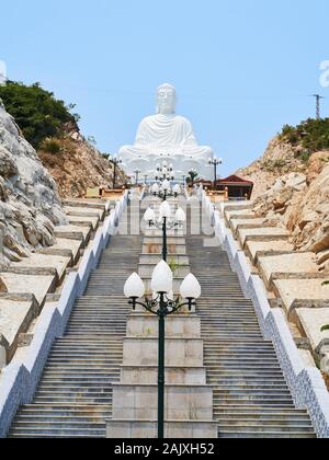 Bouddha assis sur une fleur de lotus avec vue sur la mer de l'Est à l'Ong Nui Temple, Qui Nhon Banque D'Images