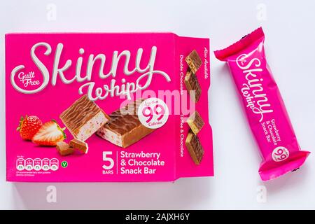 Fort de la culpabilité de Fraise et Chocolat Whip Skinny Snack-bar ouvert avec un enlevé isolé sur fond blanc - moins de 99 calories Banque D'Images