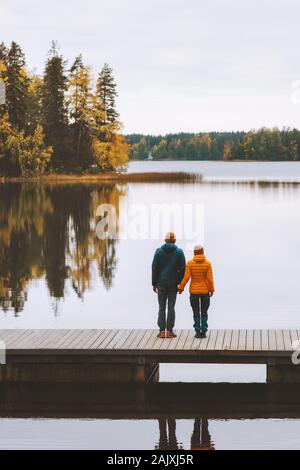 Couple dans l'amour de votre séjour en Finlande de vie de la famille relation romantique man and woman holding hands standing on pier piscine lac et paysage de forêt Banque D'Images