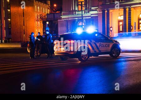 Un contrôle de police une voiture à Wilsonova rue de Prague, République tchèque, le vendredi, Janvier 3, 2020, barre lumineuse, la lumière bleue, l'éclairage des véhicules d'urgence. (C Banque D'Images