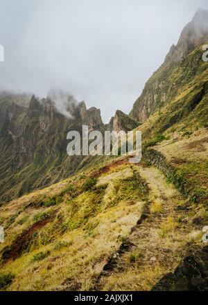 Santo Antao, Cap Vert. La crête de la montagne avec les nuages de brume au-dessus sur la randonnée à 303 rout Xoxo dans la vallée de Ribeira da Torre Banque D'Images